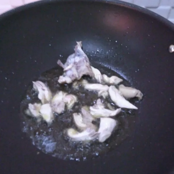 Panaskan minyak. Goreng ayam yg di suwir tadi. Angkat dan tiriskan.