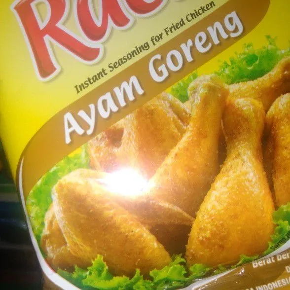 Siapkan bumbu instan ayam goreng.
