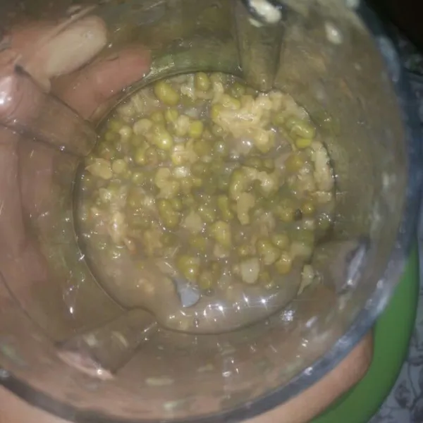 Blender kacang hijau sampai halus.