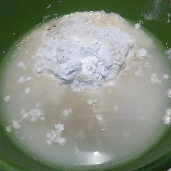 Siapkan wadah, masukkan tepung terigu, tepung tapioka, susu bubuk, gula pasir, ragi instan, garam, dan air.