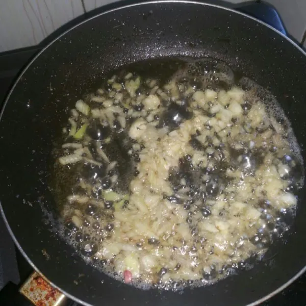 Panaskan minyak tumis bawang putih dan bawang bombay sampai harum, sambil diaduk hingga rata.