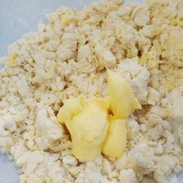 Mixer adonan hingga tercampur rata. Kemudian masukkan garam dan margarin.