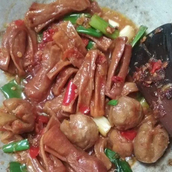 Tambahkan sedikit air, gula dan penyedap, koreksi rasa, tambahkan irisan daun bawang.