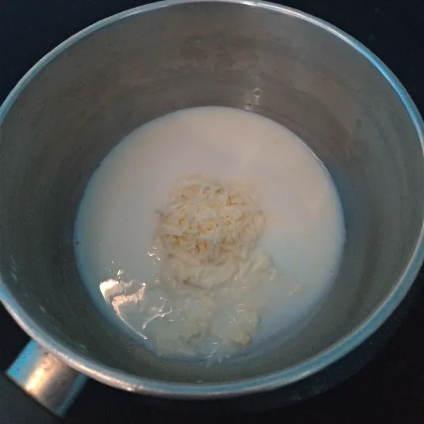 Krim keju: campurkan susu full cream 50 ml dengan keju, aduk-aduk sampai mengental dan masak dengan double boiler.