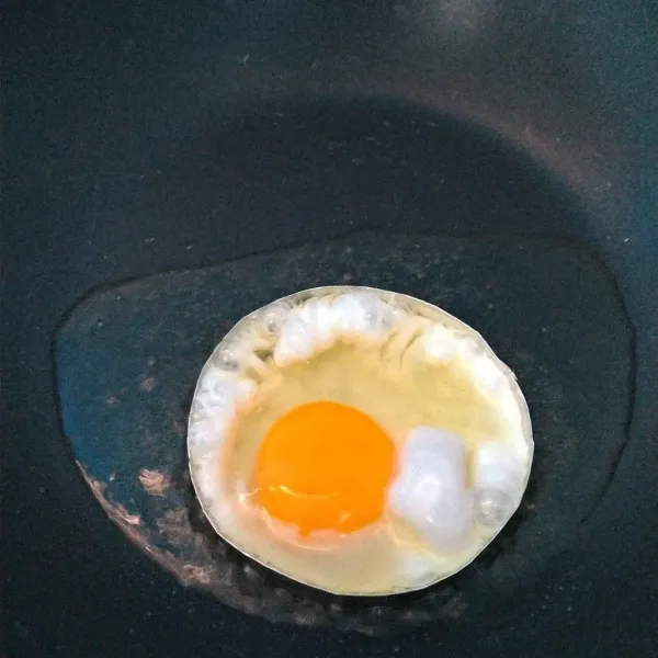 Goreng telur 1 per 1, bisa pakai ring atau tidak.