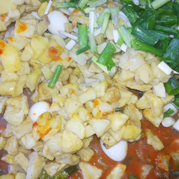 Masukan kentang, telur dan daun bawang, aduk merata kemudian biarkan sebentar hingga bumbu semakin meresap. Angkat sajikan.
