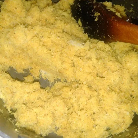 Bahan serundeng: siapkan kelapa parut, lalu aduk-aduk dengan sisa bumbu ayam ungkep hingga merata.