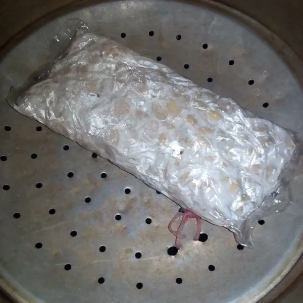 Kukus tempe sampai matang lalu iris menjadi beberapa bagian, sisihkan.