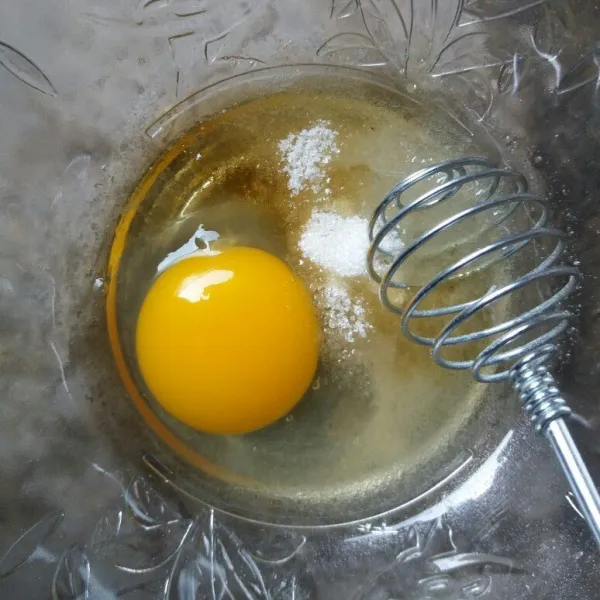 Siapkan mangkuk: masukkan telur, gula pasir, garam dan madu.
