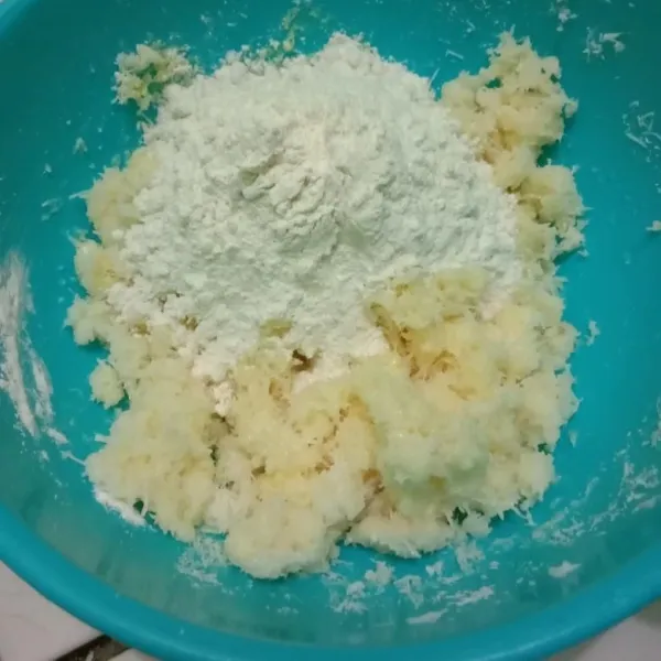 Lalu masukkan tepung terigu dalam adonan kelapa.