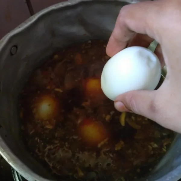 Masukkan telur rebus, masak dengan api sedang hingga air menyusut.