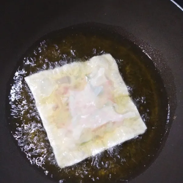 Goreng dalam minyak yang telah dipanaskan terlebih dahulu dengan api sedang.