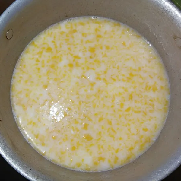 Tambah 3 sdm mangga yang sudah di blender tadi, masak hingga mendidih.