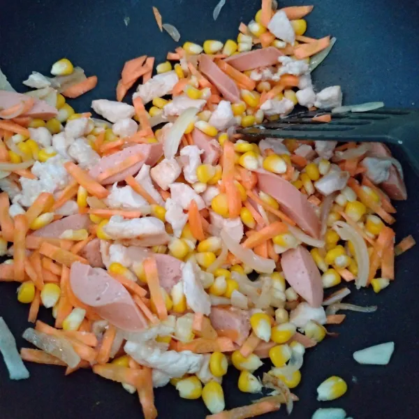 Masukkan wortel dan jagung, aduk-aduk sampai wortel lembek.