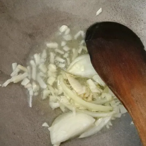 Tumis bawang putih dan sebagian bawang bombay hingga harum.