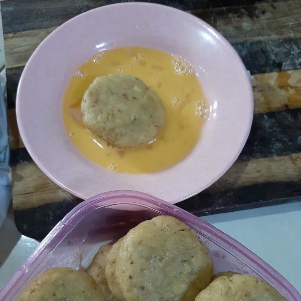 Celup adonan perkedel ke dalam 1 butir telur kocok.