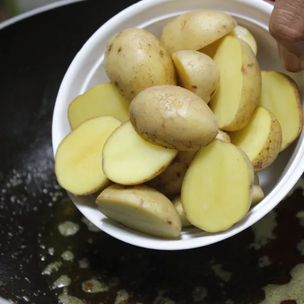 Lelehkan butter, masukan kentang dan tambahkan air masak hingga air redius dan kentang sedikit empuk.