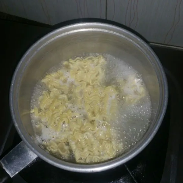 Rebus mie seperti yang tertera di kemasan mie instan