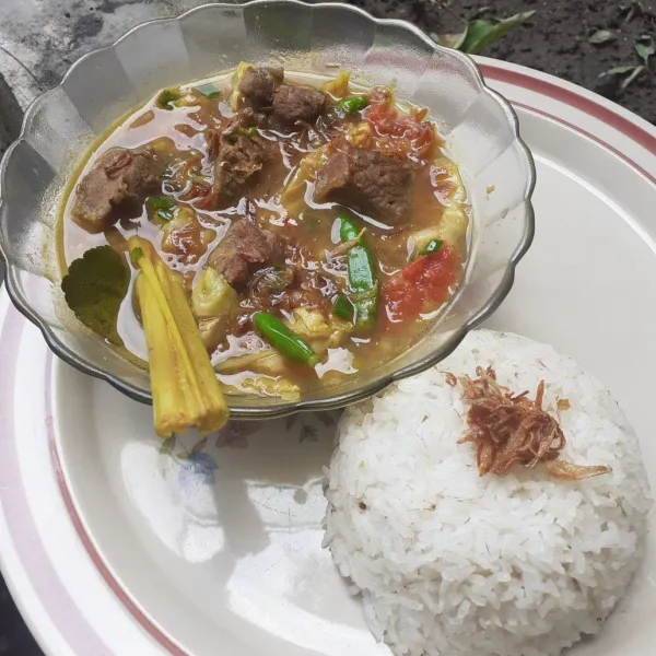 Taburi dengan bawang goreng, angkat dan sajikan dengan nasi panas.