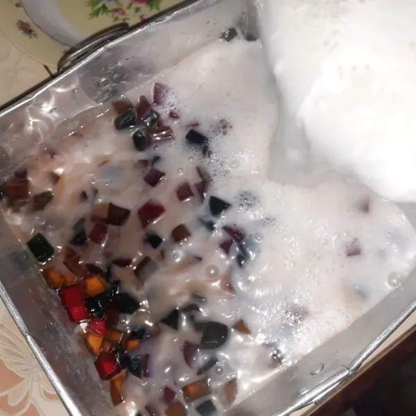 Tuangkan puding santan ke dalam cetakkan tadi, diamkan terlebih dahulu.