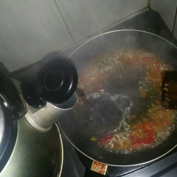 Tumis bumbu halus sampai harum,tambahkan air panas.