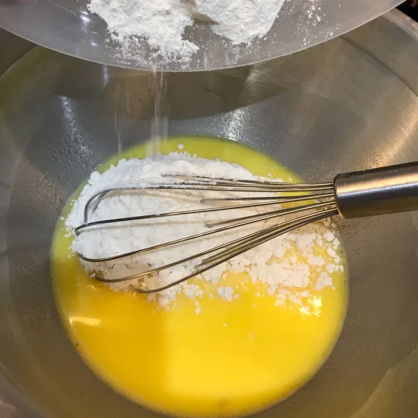 Tambahkan tepung, baking powder. aduk hingga tidak ada gumpalan.