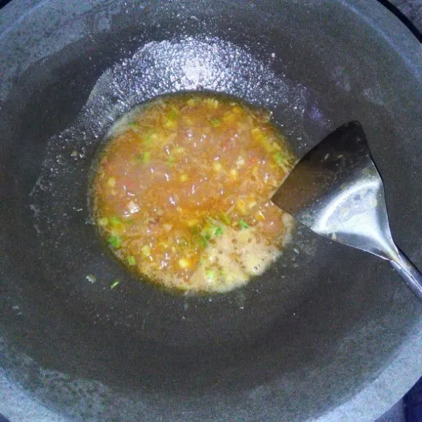 Masukkan air, gula, kecap dan saus sambal, aduk rata dan masak hingga mendidih.
