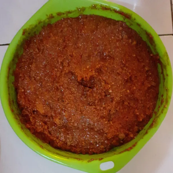 Campurkan bumbu halus dan kacang. Uleni dengan menggunakan sarung tangan.