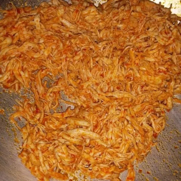 Masukkan air, gula, garam, dan suwiran ayam. Masak hingga air menyusut. Matikan api, biarkan dingin.