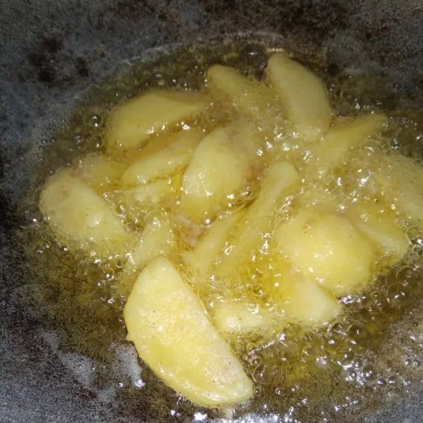 Setelah di diamkan 15 menit goreng kentang pada wajan yang sudah berisi minyak goreng panas, goreng hingga kuning kecoklatan. Siap disajikan setelah matang.
