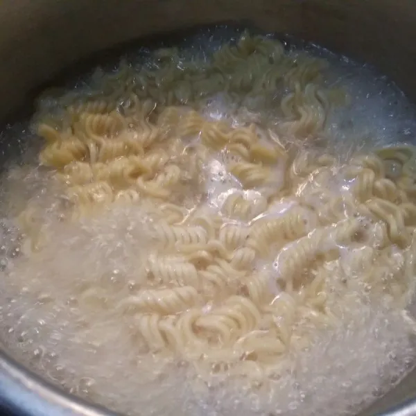 Rebus mie hingga empuk, tiriskan dan biarkan dingin.