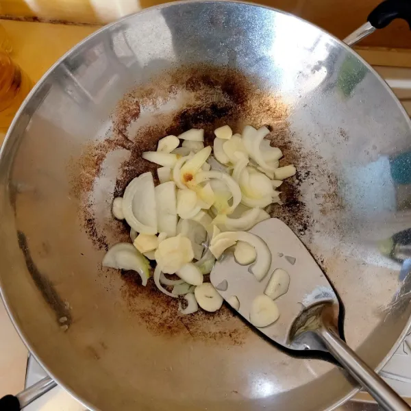 Panaskan minyak goreng, tumis bawang bombay dan bawang putih hingga harum.