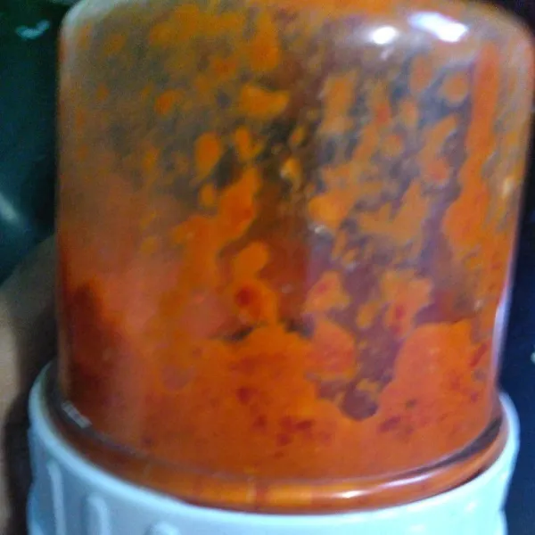 Haluskan lombok serta bawang merah dan putih tambahkan sedikit minyak.