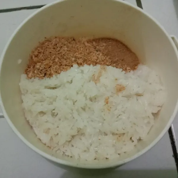 Siapkan ketan serundeng dan kaldu bubuk, lalu aduk hingga merata.
