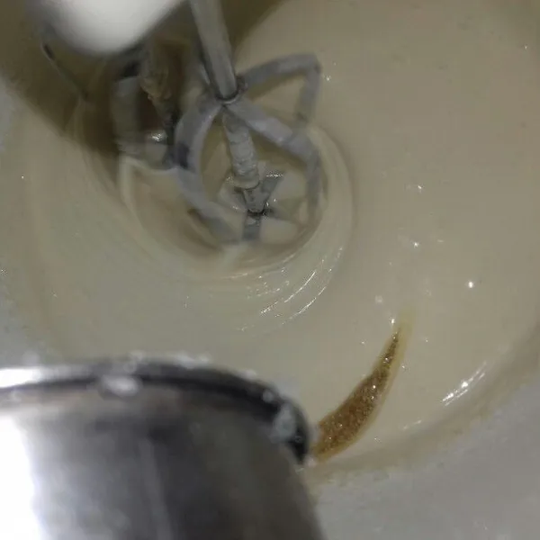 Terakhir masukkan mentega cair, aduk rata hingga tekstur adonan sangat kental.