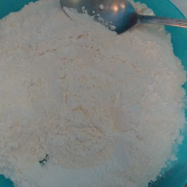 Siapkan tepung beras dan tepung terigu.