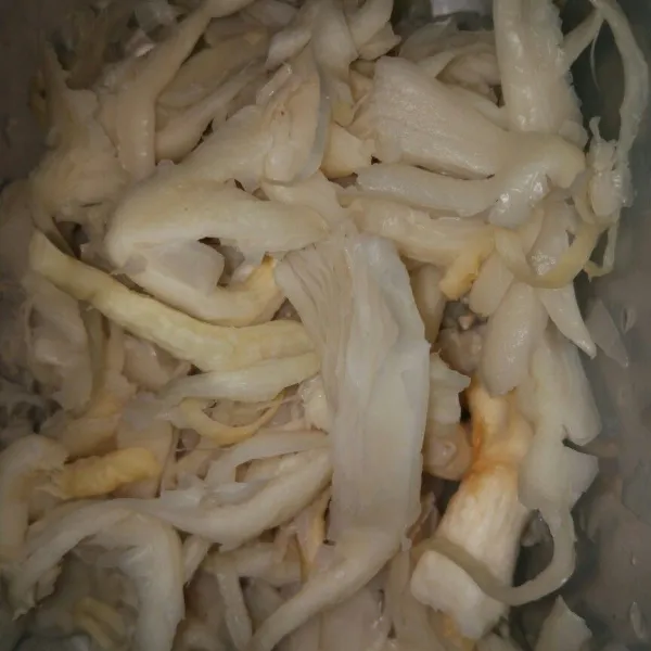 Cuci bersih jamur tiram.