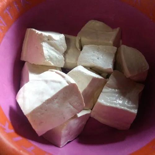 Siapkan tahu yang sudah dicuci bersih, lalu haluskan dengan menggunakan garpu atau ulekan cobek.