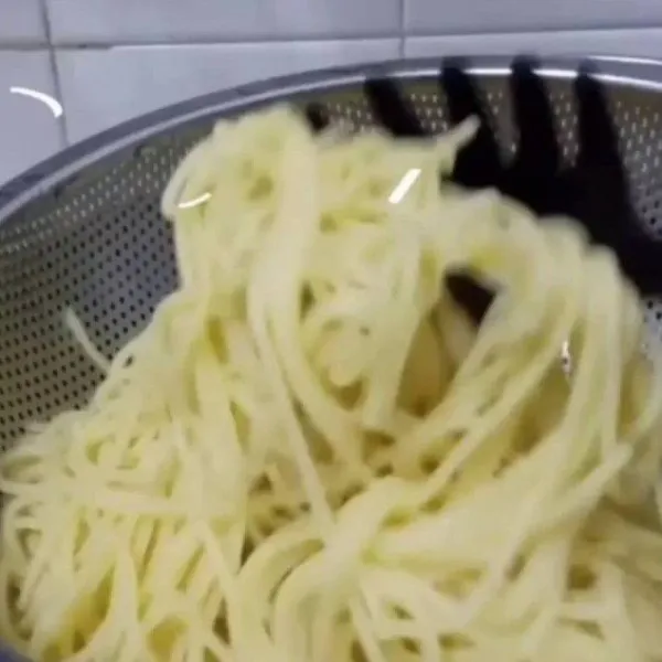 Angkat spaghetti dan siram dengan air dingin.