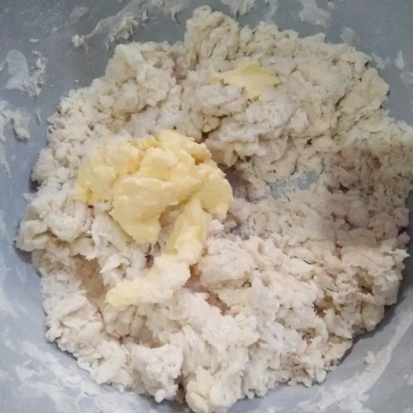 Masukkan margarin dan garam, mixer lagi hingga adonan kalis elastis.