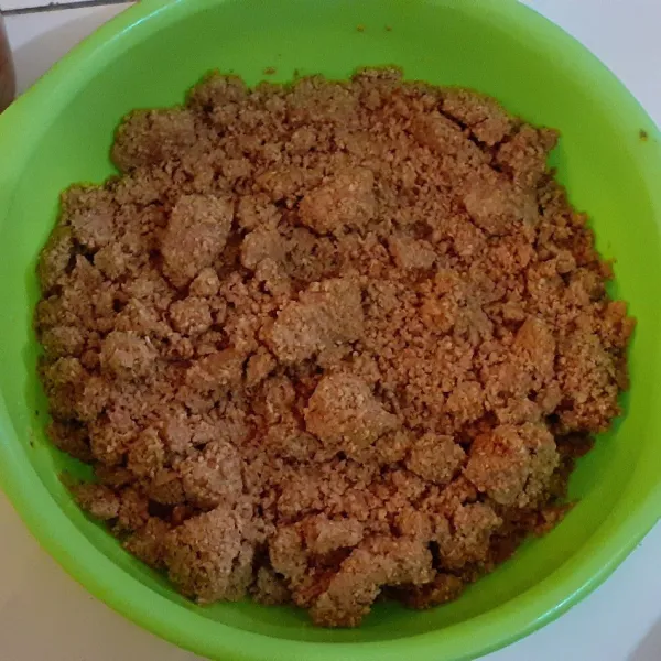 Giling kacang sampai lembut.