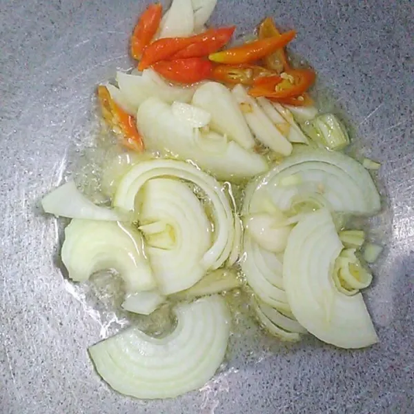 Tumis bawang putih, bawang bombay, dan cabai sampai harum.