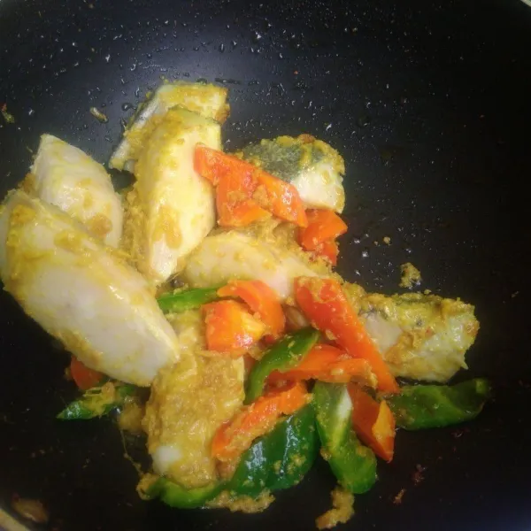 Masukkan ikan gindara dan paprika yang sudah dipotong.