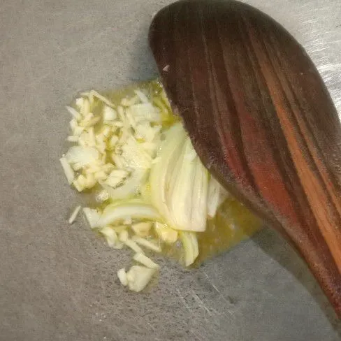 Panaskan 1 sdm margarin, tumis bawang putih dan bawang bombay hingga harum.
