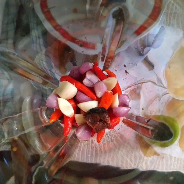 Masukan bawang merah, bawang putih, semua cabe, dan terasi lalu blender hingga lembut.