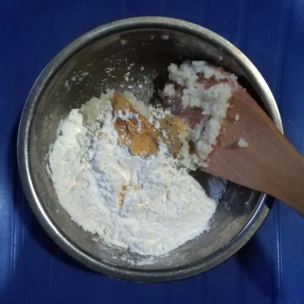 Masukkan bumbu halus cireng, merica bubuk dan tepung kanji, aduk rata.