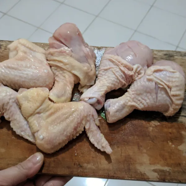 Cuci bersih ayam, tambahkan perasan jeruk nipis lalu sayat-sayat daging ayam agar bumbu meresap sampai ke dalam.