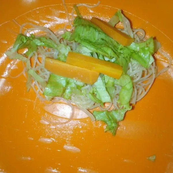 Masukkan secukupnya bihun, tumpuk dengan sayuran, gulung sambil dirapatkan. Susun udang dibawahnya, lipat seperti amplop, gulung. Lakukan hingga isian habis. Siap disajikan.