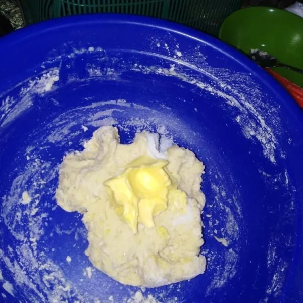 Masukkan margarin dan garam, uleni hingga kalis, sambil dibanting beberapa kali.