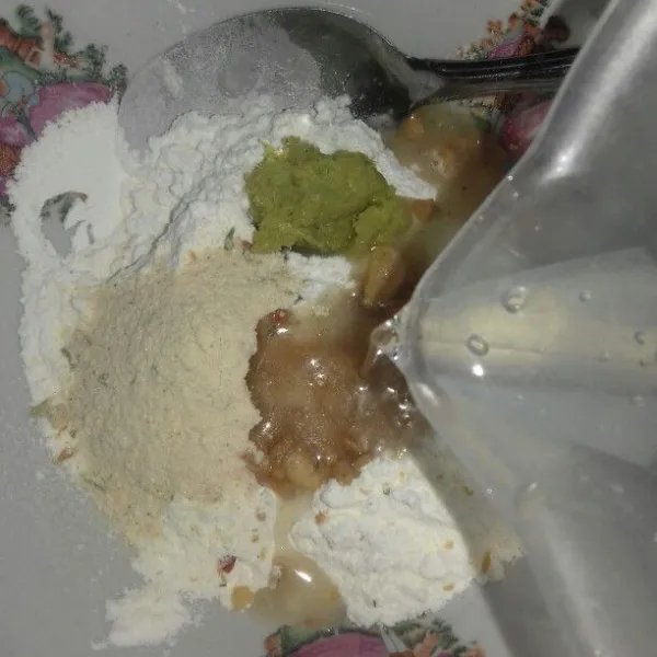 Lalu masukkan air, aduk hingga rata.